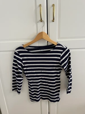 Blå vit tröja med armbågslängds ärmar. - Jättefin blå vit randig tröja med ärmar som kommer till armbågarna. Jättebra skick.