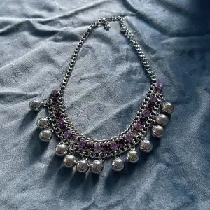 Indisk halsband i lila och silver färg 