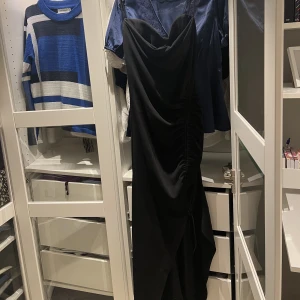 Långklänning från Zara - Svart långklänning med drapering och slits från zara. Endast använd en gång så därmed i nyskick💖 Storlek M. Kan både posta och mötas upp och kan även skicka fler bilder om det önskas💕 nypris 499kr