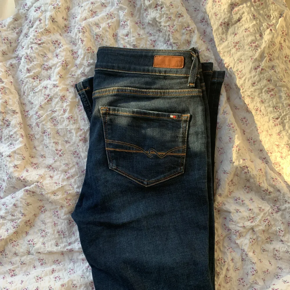 Tommy Hilfiger lågmidjade jeans, skitsnygga men tyvärr för korta på mig därmed ingen bild 💕Köparen står för frakt :) Skriv för fler bilder eller frågor!. Jeans & Byxor.