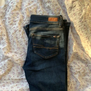 Lågmidjade jeans Tommy Hilfiger  - Tommy Hilfiger lågmidjade jeans, skitsnygga men tyvärr för korta på mig därmed ingen bild 💕Köparen står för frakt :) Skriv för fler bilder eller frågor!