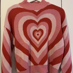 Tröja med hjärtan  - Fin tröja med hjärtan. Nyskick! Skriv för fler bilder😊