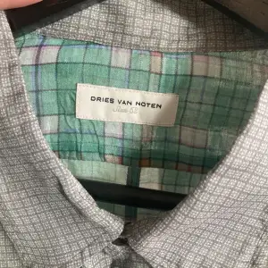 Grön- och grårutig Dries van Noten skjorta. Tunt tyg i 45% silke. Liten i strl, mer som en M. Slim fit. Kostade över 3000kr och är i princip oanvänd. 
