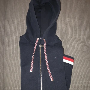 Tommy hilfiger Hoodie  - Hej! Säljer min Tommy hilfiger kofta i ett väldigt fint skick och den är helt felfri, säljer den eftersom den är liten för mig.