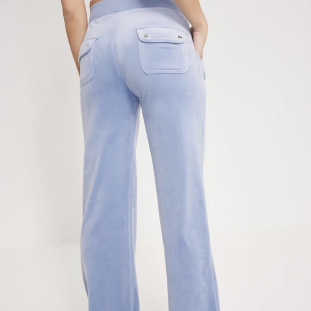 Säljer dessa helt nya juicy couture byxorna, aldrig använda, lappen kvar. Köparen står för frakt . Jeans & Byxor.