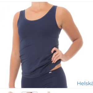 Avet linne  - Linne från Avet i storlek M. Det är gjort i microfiber som andas jättebra. Det är även helt vändbart ifall man vill ha mer/mindre urringat. Aldrig använt. Köpare står för frakt 🚚