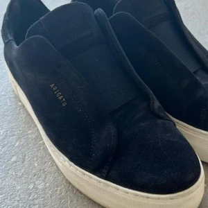 Axel Arigato  - Säljer mina arres då jag knappt har haft användning för dem. Skorna är lite använda men de finns inga skador eller liknande.