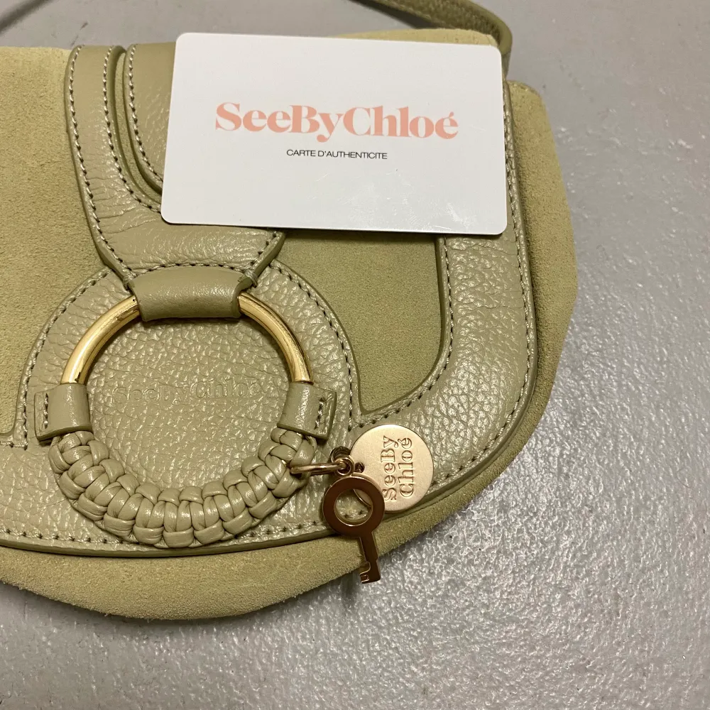 Beautiful and very versatile crossbody mini bag from Chloe in a soft pottery green color. Original price: 395 € Goes together with a soft case. Condition is great, just a small sign of wear on a magnetic clasp, worn very rarely :). Väskor.
