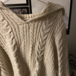 Stickad tröja  - Säljer denna sjukt snygga stickade tröjan❤️ tyvärr lite för liten för mig. Storlek xs skulle jag säga. Är flexibel när det gäller priset ❤️