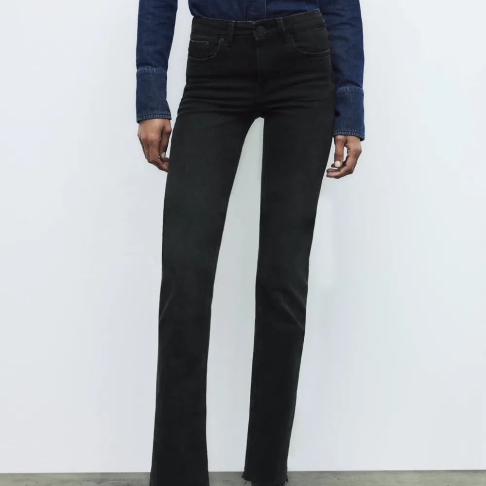 Lågmidjade bootcut jeans från zara. Sparsamt använda. I Storlek 36 och slutsålda på hemsidan 💖. Jeans & Byxor.