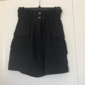 H&M svarta shorts - Har 2 knappar och dragkedja, fina till sommaren, ganska långa men inte till knäna 
