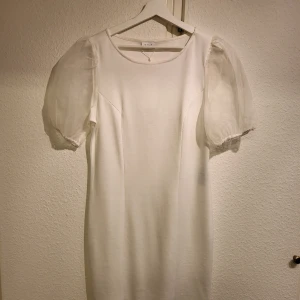 Klänning  - Vit, fin och oanvänd klänning, 