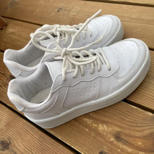 Vita sneakers - Vita sneakers i storlek 37