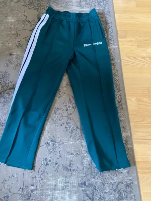 Palm angels byxor  - Säljer nu mina Palm angels byxor pågrund av att jag inte fått någon användning. Storlek M. Kom privat vid frågor 