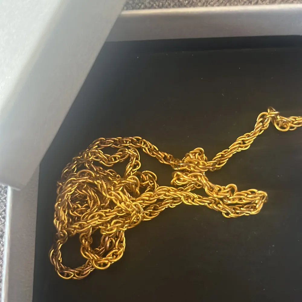 Ett halsband som är äkta köpt på guldfynd för 2500kr aldrig använt för jag passade inte i den Kommer med box.. Accessoarer.