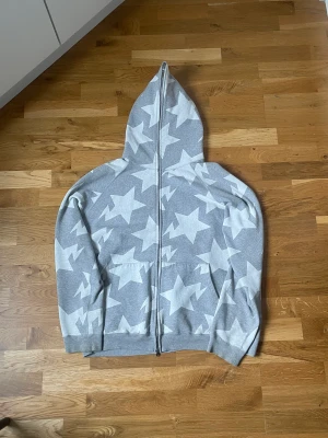 Bapesta Hoodie - Sick bapesta hoodie med clean colorway. I princip flawless condition. Storlek Large passar TTS. 100% äkta. Hör av er om ni har frågor eller vill se mer bilder🙌