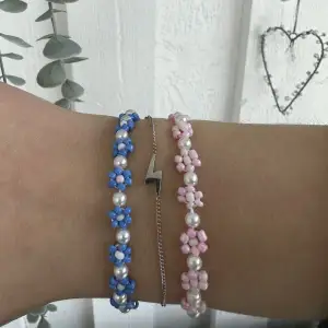 Jag gör armband i olika färger och modeller, perfekt till sommaren🌸(finns fler färger än de på bild) Armbanden är med elastisk tråd och knäpps med ett spänne på baksidan. 39kr/st eller två för 69kr. Frakten är 15kr. Skriv gärna om du vill köpa :))🩵