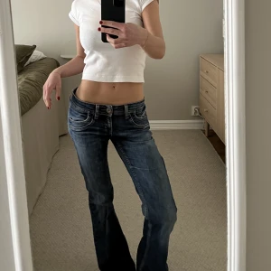 Lågmidjade bootcutjeans - W 27  Passar nog en som är 162-165 cm i längden. Köpta secondhand, men bra skick! Märket ONLY W 27. Midjemått 78 cm, Innerbenslängd 78 cm!