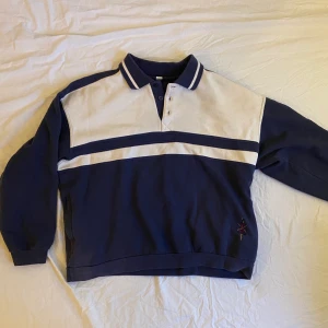 Sweatshirt med krage  - En tjockare sweatshirt med krage, köpt på second hand.