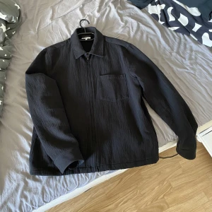 Jacka  - Säljer min vårjacka från Weekday i strl M. Jackan är knappt och så gott som nyskick. Har du frågor eller är intresserad, hör av dig vid💫