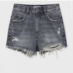 Jeansshorts - Säljer de för att de är för små, den är liten i storleken.