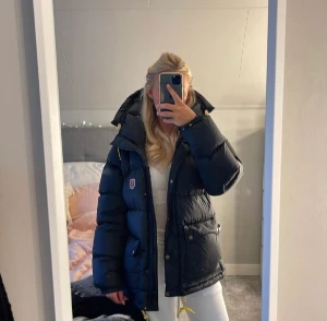 säljer min helt oanvända fjällräven jacka!!!💕💕💕😋😋 - Helt oanvänd, stl S!!💕💕superfin till vintern och passar till allt!  Nypris 7000kr och mitt pris är 3500kr men kan absolut diskuteras💞💞