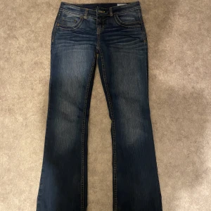 Lågmidjade jeans - Säljer mina Lågmidjade jeans, säljer pga att de inte kommer till någon användning, är väldigt långa i benen på mig som är 159-160! Skriv om ni har några frågor