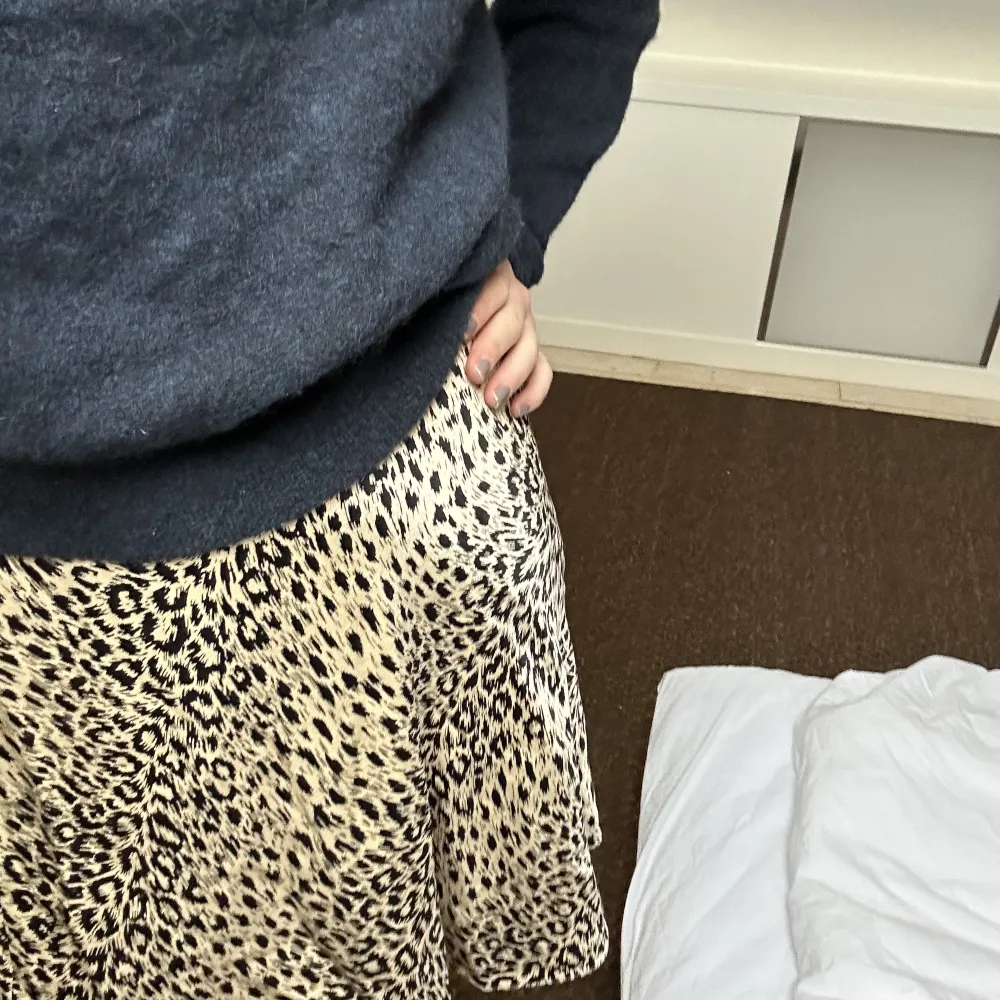 En jätte fin guldiga leopard kjol i satin från & Other Stories!! Passar perfekt både till vintern och sommar. Knappt använd så inga defekter alls . Kjolar.