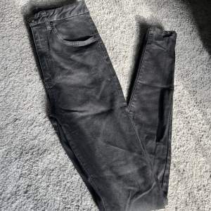 Säljer dessa Skinny jeans då jag ej använder längre! Dom är från Asos och ”innebens-längd” 91 cm 🙏🏼bra skick!