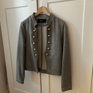 Mjuk kortare kavaj  - Så skön kavaj i mjukt tyg. 