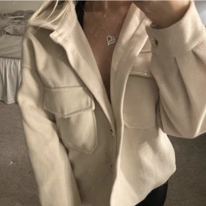 Kort kappa - Beige kappa som ej kommer till användning, storlek S. Har sytt upp denna i bak men det syns inte jätte mycket när man har på sig den. Även en jätte liten fläck som knappt syns i fram.  250kr med frakt 📦 