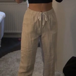 Linnebyxor  - Linnebyxor från hm.  Perfekta i längden för mig som är 162cm.  Super fina och slutsålda!  Säljer för de är för små 