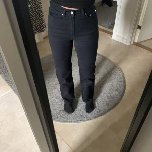 Weekday jeans  - Högmidjade svarta raka jeans i modellen rowe.  Storlek W 27 L 32 Använda ett fåtal gånger 