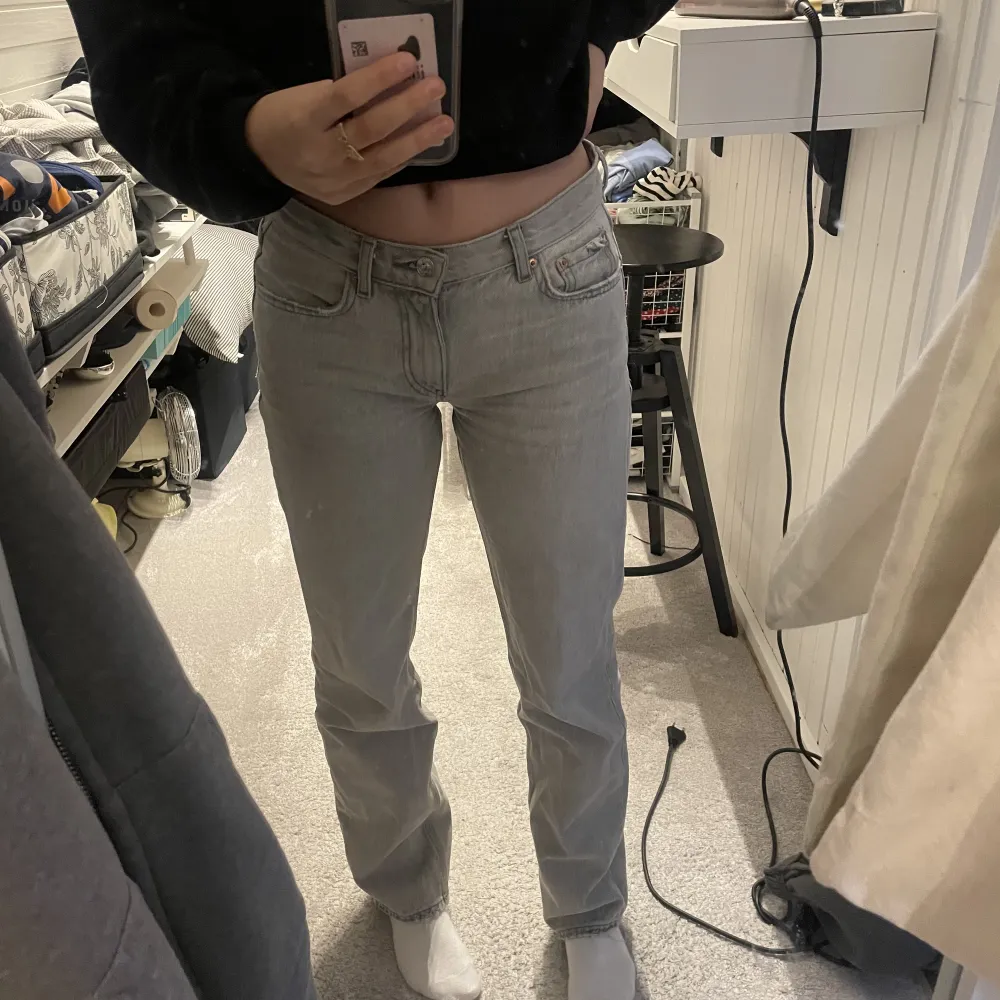 Säljer mina gråa jeans från Gina tricot, pga dom är för små för mig. Byxorna är i jättebra skick och det är storlek 34 ✌🏻✌🏻. Jeans & Byxor.