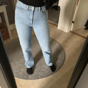 Rowe jeans weekday  - Hödmidjade raka jeans från weekday i modellen rowe. Storlek 27/32, använda ett fåtal gånger. 