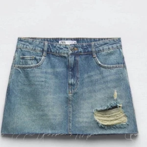 Jeans kjol från zara - Oanvänd kjol frpn zara med prislappen kvar!!!helt perfekt till sommaren💖
