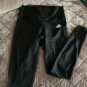 Träningstights Adidas - Svarta tights från Adidas. Använda en gång. Mycket fint skick. Lappen bortklippt. Säljes pga fel storlek. 