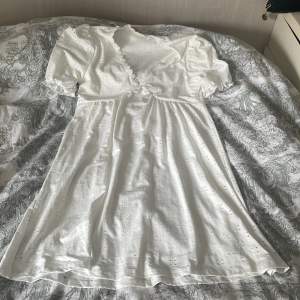 Säljer denna vita klänning som passar jättebra till studenten eller sommaren. Köpt från Plick och enligt förra ägaren är storleken S. 