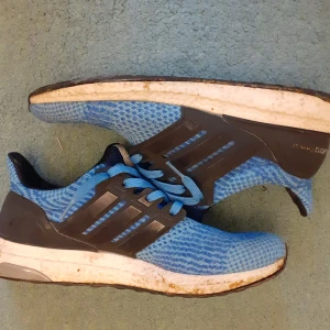 Adidas ultraboost - Ett par blåa adidas ultraboost skor som nästan aldrig är använda men undersulan gar gått av och vi har fixat den 