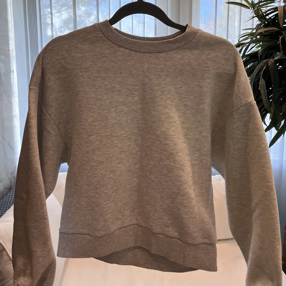 Grå sweatshirt från Gina tricot. Storlek S. 129kr köparen står för frakten🤍. Tröjor & Koftor.