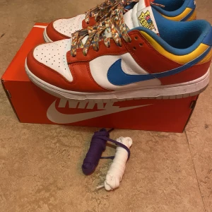 Nike dunk fruity pebbles  - Ett par dunks som är i rätt så bra skick vill sälja för gillar de inte längre kostar nypris 2500 och kan rör mig kring priset!
