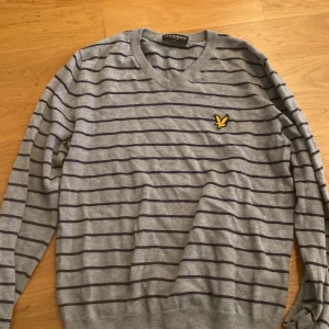 Lyle&Scott Tröja Vintage - Säljer denna lyle & scott tröja, väldigt snygg och clean inför sommaren. Samfraktar gärna med andra kläder på min profil.