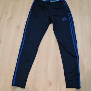 Adidas tröningsbyxor - Använd men bra skick 7/10 XS