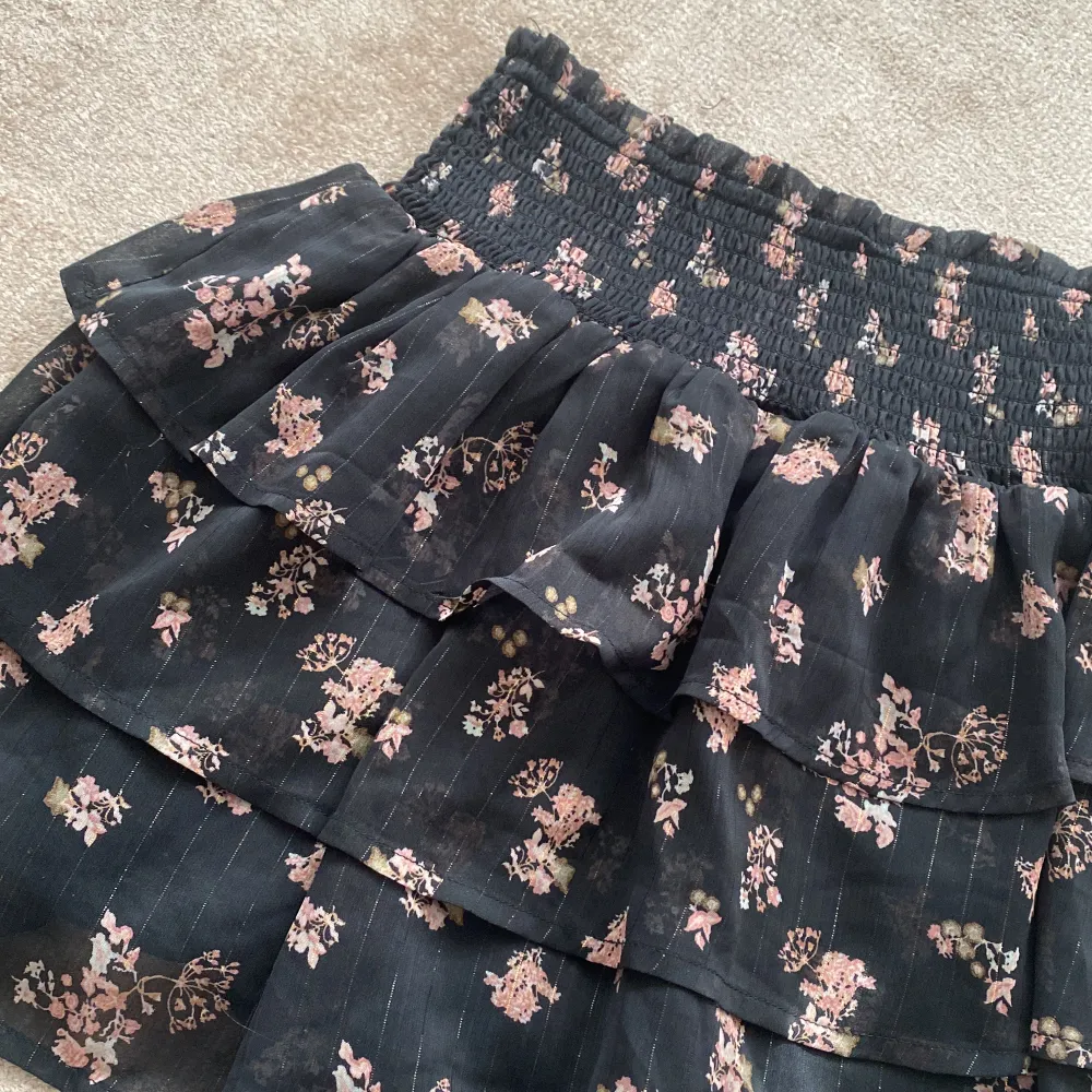 En super fin blommig volang kjol, med guldiga detaljer. Jätte bra till sommaren! Säljer för jag inte använder längre!💘❤️Pris kan alltid diskuteras! . Kjolar.
