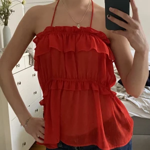 Topp - Säljer denna superhärligt sommartopp. Man kan ha på ett flertal olika sätt med banden då det även finns ett par som sitter längre ut