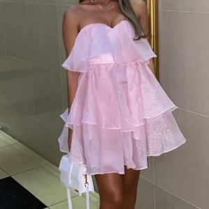 FEST KLÄNNING  - Säljer min super söta klänning!💗🌸 Perfekt inför balen, fest, event etc🫶 Storlek 32/34