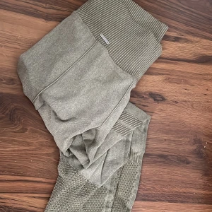 Gröna aimn tights  - Gröna träningstights från aim’n Storlek s/m änvända fåtal gånger. 