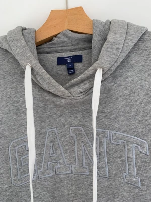 Gant tröja - Grå tröja av märket GANT. En längre modell med midjeficka. Det är st S men passar också en XS. Använd men i bra skick. 