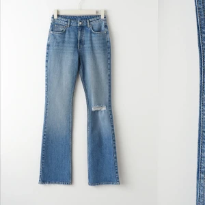 Full length flare jeans från Gina tricot - Populära jeans från Gina säljer pågrund av att jag inte får någon användning av de. De är köpta för 499 men säljer för 270kr och jag har använt de en gång.