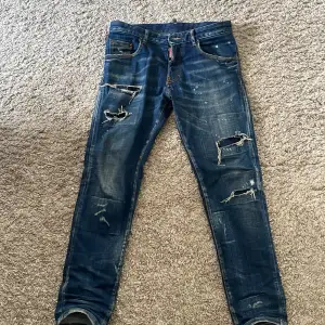 Jag säljer mina Dsquared jeans eftersom de har blivit för små för mig. Jeansen är i väldigt bra skick och är självklart äkta. Skriv för mer information. Original pris ligger runt 7000kr
